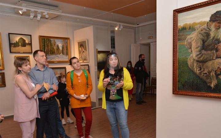 Экскурсию по выставке живописи "Выход в город" ведет Наталья Соболева
