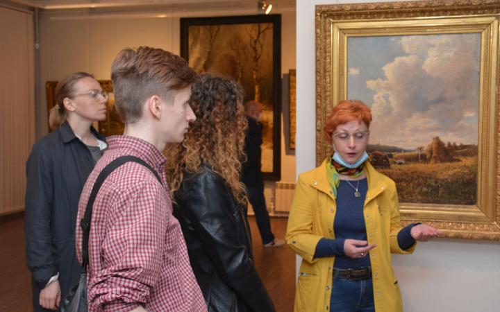 Экскурсию по выставке живописи "Выход в город" ведет Светлана Рубцова