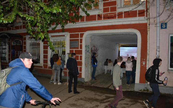 Уличный кинотеатр "В подворотне", показывал ретро-фильмы из коллекции музея. Лавочки не пустовали